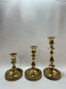 Ensemble de 2 élégants bougeoirs en aluminium doré avec nœud en ruban, supports métalliques pour bougies coniques, centre de table festif, décoration d'intérieur hivernale - Product Image 4
