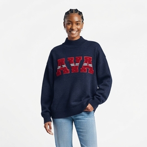 Pull à col roulé surdimensionné pour femme, bleu marine, avec motif brodé AVA rouge, tricoté, décontracté pour l'automne - Product Image 1