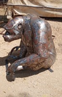 Sculpture en métal de couple de gorilles pour jardin