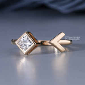 Anillo de Moissanita con Corte Princesa en Oro Amarillo de 14K para Mujer, Lujoso, 0.43 Quilates de Peso Total, 1.84 Gramos, Joyería Fina para Boda o Compromiso - Product Image 2