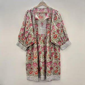 Tunique en coton écologique à imprimé floral fait main, col en V, manches 3/4, ourlet à volants en dentelle, lavable, taille naturelle - Product Image 1