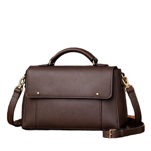 Ce sac à main marron avec poignée supérieure est similaire en style aux sacs proposés par bags. - Product Image 1