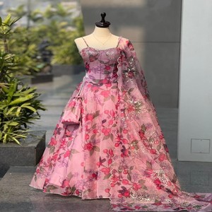 Ensemble Lehenga VASTRA COTTAGE en organza pur imprimé numériquement avec chemisier corset brodé de sequins et dupatta - Product Image 1