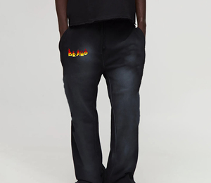 Pantalon de survêtement noir pour homme, taille élastique, logo de marque imprimé par transfert thermique sur la jambe droite, style décontracté pour l'automne - Product Image 1