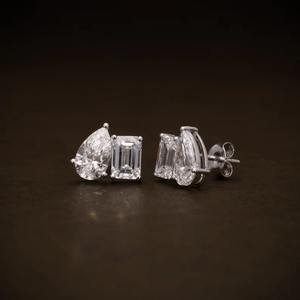 Boucles d'oreilles à deux pierres en diamant créé en laboratoire, design Toi et Moi, poids total de 4,52 carats, diamants taille poire et émeraude D VVS2 - Product Image 2