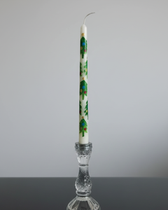 Magnifique bougie conique en cire de soja verte, décorée à la main avec des sapins de Noël, sans fumée, parfum fruité, idéale pour les tables festives. - Product Image 1