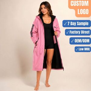 Chaqueta Deportiva Larga Impermeable con Forro de Sherpa, con Capucha y Cierre Completo, Personalizable al por Mayor (OEM) - Product Image 1