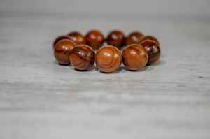 Pulsera de Cuentas Grandes de Madera Hecha a Mano con Acabado Natural, Diseño Robusto y Ligero, Perfecta para Uso Diario, HUMAYUN WORLD CRAFTS - Product Image 2