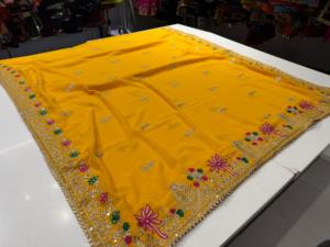 Dupatta de Seda Arrugada Color Borgoña con Borde Dorado, Elegante y Tradicional para Bodas, Fiestas y Diwali, para Mujeres Indias y Pakistaníes - Product Image 1