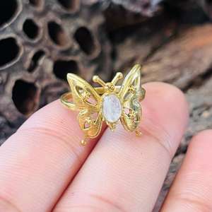 Anillo de mariposa con piedra lunar, anillo llamativo con diseño de insecto, anillo de latón dorado con temática natural, anillo inspirado en la naturaleza, venta al por mayor - Product Image 3