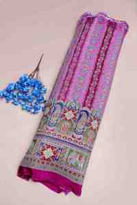 Tissu en crêpe tricoté imprimé Rose Vibrant Héritage avec bordure à motif détaillé bleu roi et vert, pour la confection de vêtements de boutique - Product Image 1