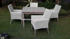 Ensemble de salle à manger d'extérieur moderne pour villa et appartement, en bois de teck, avec quatre chaises, en rotin synthétique blanc et tissu imperméable - Product Image 4