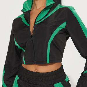 Ensemble deux pièces tendance pour femme : veste coupe-vent à capuche en polyester imperméable et short léger et respirant pour l'extérieur, personnalisable avec logo OEM - Product Image 4