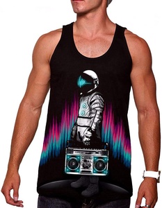 Camiseta sin mangas negra para hombre con estampado de astronauta y boombox, chaleco informal sin mangas con cuello redondo, transpirable, de poliéster - Product Image 1