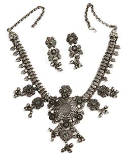 Parure de collier et boucles d'oreilles pour femme en laiton argenté oxydé et zircon, style bohème, pour fiançailles et mariage, motif floral - Product Image 1