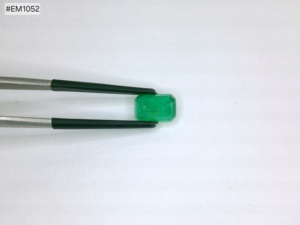 พลอยมรกตแซมเบียทรงแปดเหลี่ยมขนาด 2.18 กะรัต สีเขียวเข้ม ความใสสูง คุณภาพเยี่ยม เหมาะสำหรับงานออกแบบเครื่องประดับสุดพิเศษ - Product Image 2