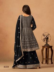 Traje palazzo semicompuesto de georgette sintética con bordados elaborados para la colección de ropa de boda. - Product Image 4