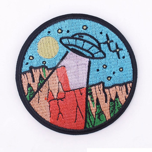 Patch brodé circulaire avec motif soleil, montagnes, arbres et eau, appliqué à coudre pour la décoration de vêtements - Product Image 5