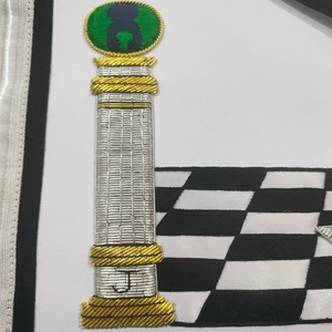 Tablier maçonnique en satin brodé, motif géométrique, colonnes noires, blanches et dorées, design damier, pour usage artisanal traditionnel - Product Image 2