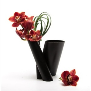 Modern Matte Black Metal V-Shape Flower Vase Abstract Geometric Nordic Tabletop Flower Pot for Luxury Living Room Decor Vase - Product Image 1