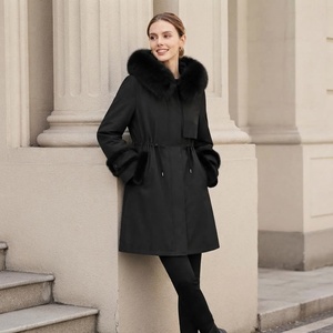 Manteau d'hiver élégant noir mi-long en duvet avec capuche et poignets en fourrure pour femme - Product Image 4