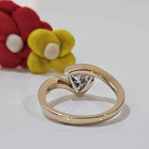 แหวนเพชรทรงสามเหลี่ยมล้านเหลี่ยม ดีไซน์โดดเด่น สำหรับผู้หญิง ทำจากทองคำแท้ 14K ประดับเพชรระยิบระยับ เหมาะสำหรับเป็นของขวัญขอแต่งงาน - Product Image 6