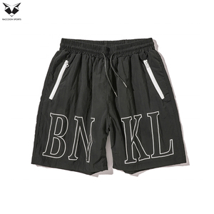 Shorts en nylon tendance pour hommes, avec poches zippées, imprimé graphique, logo personnalisé, qualité supérieure, vente en gros, style streetwear et sportswear - Product Image 6