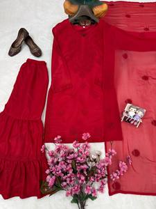 Tunique courte tendance en coton recyclé rouge foncé avec broderie ton sur ton sur le col et Sharara évasée à plusieurs niveaux - Product Image 4