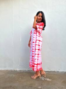 Robe kaftan en jersey de coton tie-dye blanc et rouge Alice 4 coupe décontractée pour femmes - Product Image 4