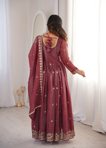 Elegante Conjunto de Kurta Larga de Seda con Lentejuelas y Pantalones de Micro Algodón, Dupatta de Encaje Bordado, Atuendo Étnico para Mujer para Ocasiones Especiales - Product Image 6