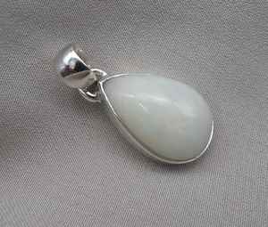 Pendentif en opale blanche naturelle en forme de poire, argent sterling 925, bijou artisanal en cabochon - Product Image 4