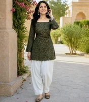 Kurti court en tissu de coton imprimé Bandhej avec pantalon palazzo en lin, tenue décontractée et quotidienne pour femmes, design élégant à prix abordable.
