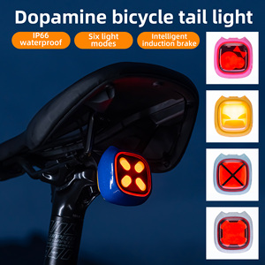 Feu arrière intelligent pour vélo avec expression personnalisée, étanche IP66, détection <span class=keywords><strong>de</strong></span> freinage, feu arrière <span class=keywords><strong>de</strong></span> vélo, lampe LED d'avertissement pour la conduite nocturne - Product Image 1