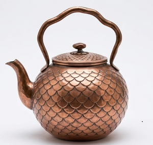 Tetera de Cobre Hecha a Mano con Patrón de Escamas y Asa de Arco Alto, Tetera Tradicional China de Metal - Product Image 1