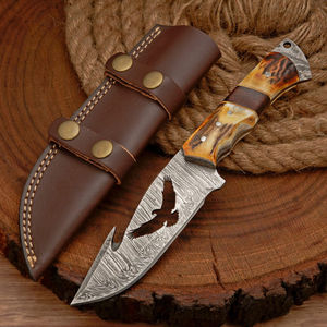 Cuchillo de caza artesanal de acero de Damasco con hoja de punta caída, mango de asta y virola dorada, a la venta a un precio razonable. - Product Image 4