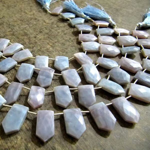 Perles Natura Lavender Opal en forme de crayon, perles briolette, brin de 9 pouces - Product Image 1