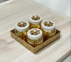 Ensemble de 4 pots en verre à bord doré avec couvercles et cuillères pour servir des collations et des apéritifs lors de fêtes - Product Image 2