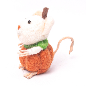 หนูตัวเล็กน่ารักพร้อมผ้าพันคอสีเขียวและชุดฟักทองสีส้ม ของตกแต่งทำมือ - Product Image 2