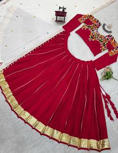 Lehenga Choli semi-cousu en soie de rayonne de qualité supérieure avec Pata doré, Patti argenté, miroir véritable et travail de dentelle Kodi, style Chini Stitch - Product Image 3