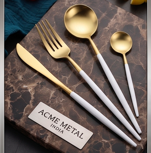 Juego de cubiertos de acero inoxidable con mango dorado mate y blanco, con revestimiento PVD dorado, resistente al óxido, para cenas, bodas, fiestas y uso diario. - Product Image 1