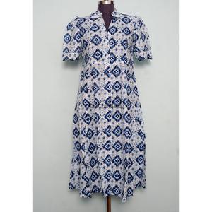 Robe midi pour femme, moderne, élégante, écologique, 100% coton, imprimé floral, silhouette en A, col en V, manches courtes - Product Image 4