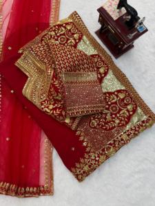 Sari en Faux Georgette avec broderie complexe et travail de sequins, accompagné d'un chemisier en Faux Georgette et d'un ensemble de dupatta en tulle doux - Product Image 3