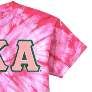 Camiseta con estampado de letras AKA y efecto tie-dye, diseño de remolinos en rosa y blanco, camiseta de manga corta con gráfico de letras griegas AKA - Product Image 4