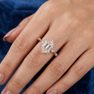 Anillo de compromiso de diamante blanco talla hexagonal en oro rosa macizo con diamantes redondos de acento, delicado, vintage, inspirado en seis puntas - Product Image 4
