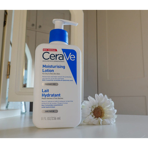 Loción Hidratante Diaria CeraVe para Piel Sensible, Fórmula No Grasa de Rápida Absorción, Formato Grande - Product Image 1