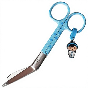 Ciseaux en acier inoxydable avec manche en forme de cœur bleu, lames tranchantes et breloque infirmière, pour utilisation en salle chirurgicale, outils à lames tranchantes et pointes. - Product Image 3