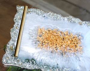 Plateau en résine blanche perlée fait main avec bord en verre et paillettes dorées - Product Image 6