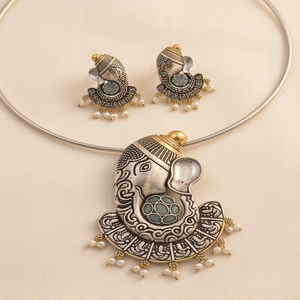 Parure Collier Long et Boucles d'Oreilles Divyoro Ornate Ganesha Motif, Pierre Bleue Douce, Imitation Perles Gouttes, Longueur Réglable - Product Image 1