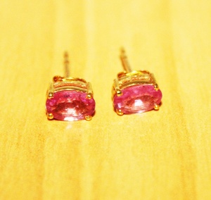 Boucles d'oreilles clous en or jaune 9 carats avec saphir rose naturel ovale Est-Ouest à 4 griffes, collection Memoria Jewels, vente en gros - Product Image 2