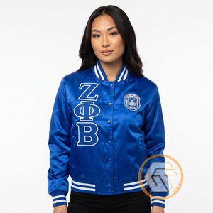 เสื้อแจ็คเก็ตวาร์ซิตี้ Zeta Phi Beta แบบสั่งทำพิเศษจาก GREEK TREASURES เสื้อผ้าสำหรับชมรมนักศึกษา คุณภาพสูง ระบายอากาศได้ดี ผ้าซาติน ปักอักษรตราสัญลักษณ์ - Product Image 3